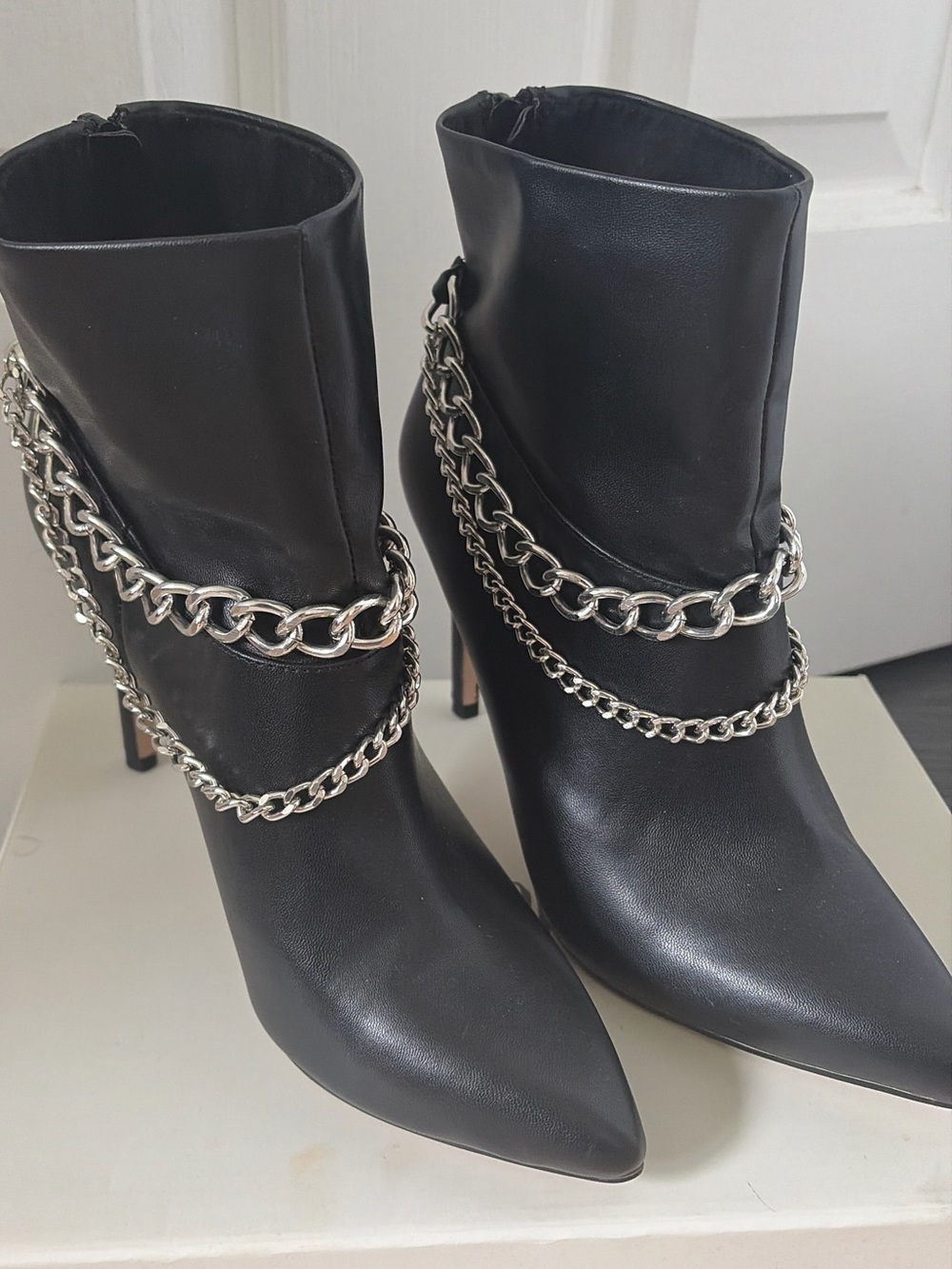 NWOT Black BCBG Chain-Accent Pointed Toe Ankle Boots in size 7.5.